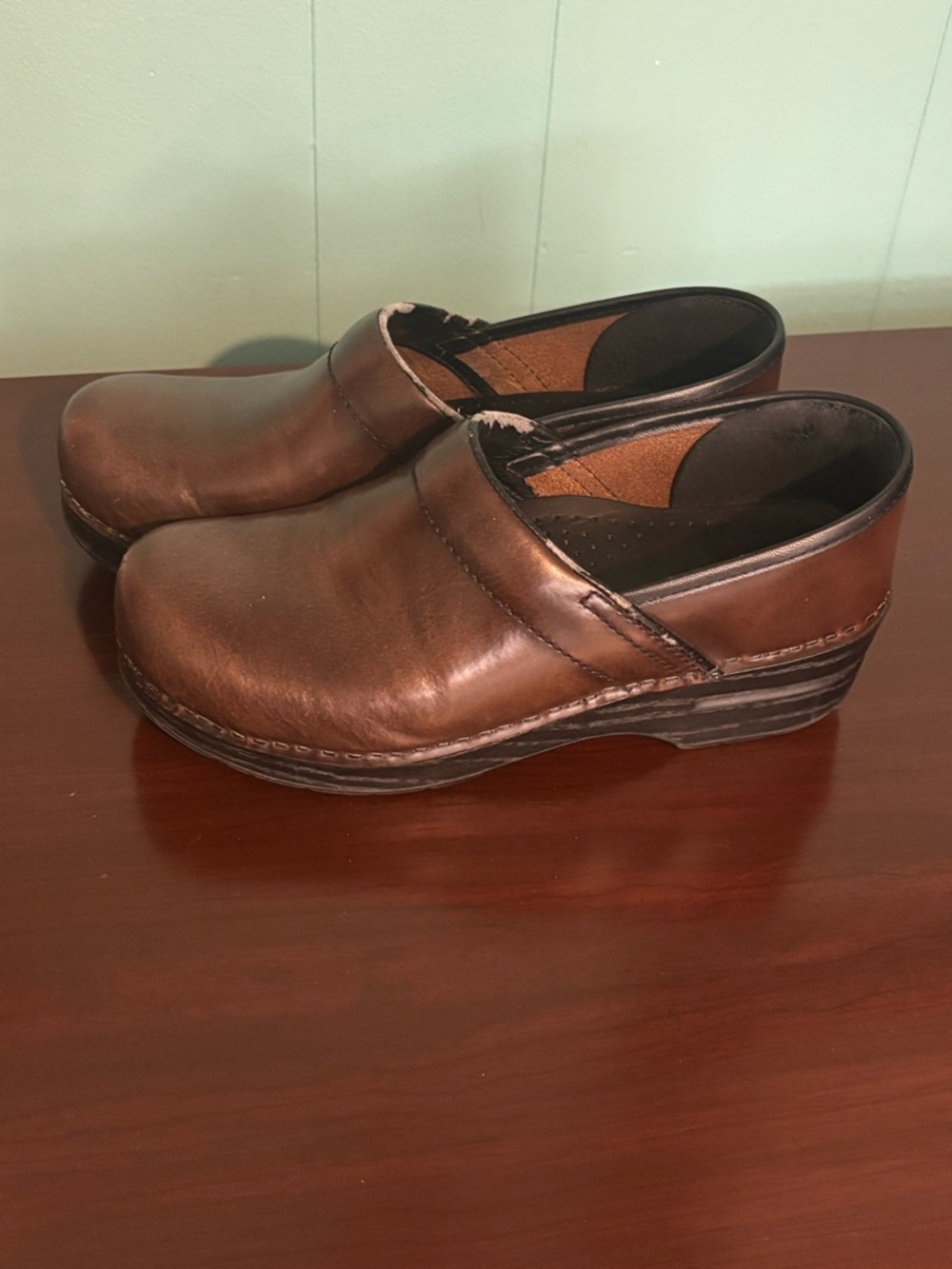 Dansko Womens Sz 39 (8.5 US) Dark Oiled Brown Professional Clogs Leather Nurse